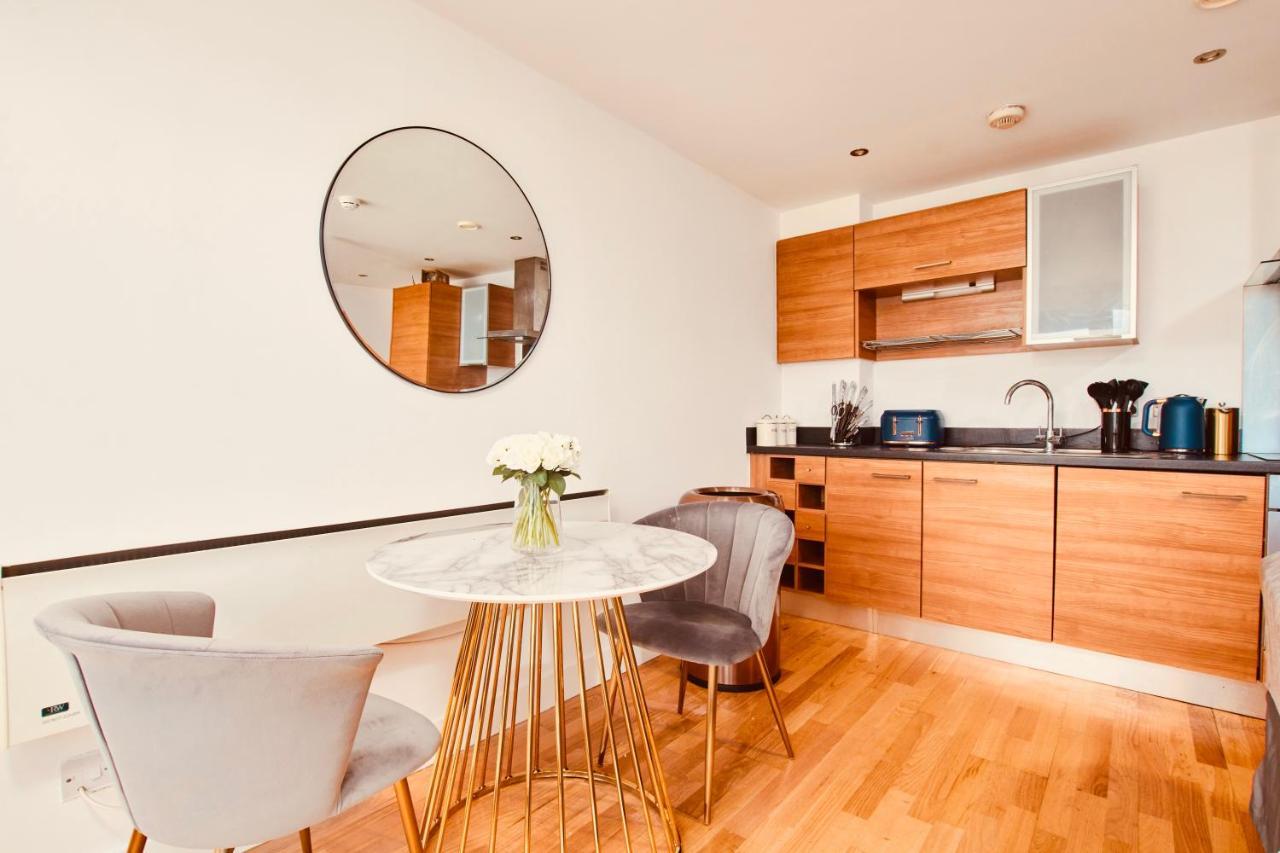 King Deluxe City Apt Large Balcony& Free Parking! Лідс Екстер'єр фото
